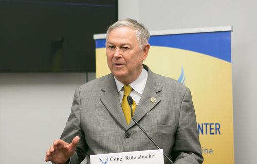 圖3：資深眾議員羅拉巴克（Dana Rohrabacher）來到研討會現場，支持勇於退出中共的中國民眾，並感謝三退義工。