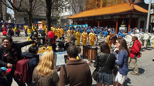 圖2～3：五月五日，蒙特利爾中山公園的慶祝活動，吸引了眾多的觀眾駐足觀看。