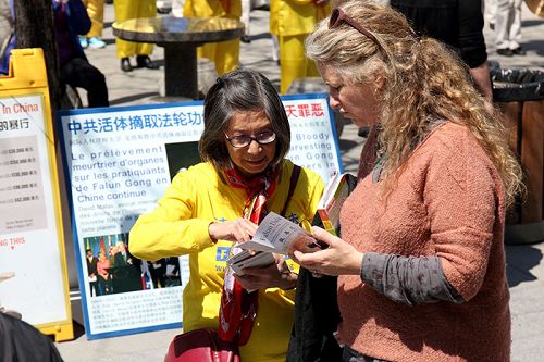 圖4：五月五日，在中山公園，有緣人在仔細聽真相。