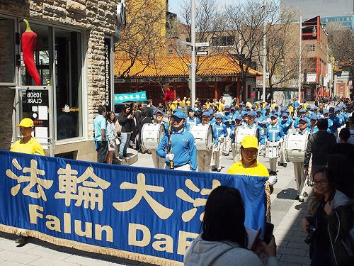 圖5：二零一八年五月五日，蒙特利爾法輪大法日慶祝遊行從唐人街出發。