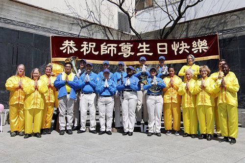 圖7：二零一八年五月五日，加拿大蒙特利爾法輪功學員們恭祝師尊生日快樂。