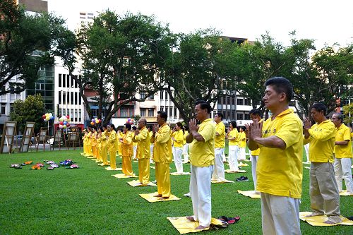 圖2：新加坡法輪功學員在芳林公園集體煉功