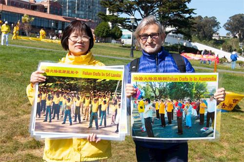 '圖37：舊金山居民邁克爾手持法輪功學員煉功的照片，表示支持法輪功'