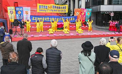 '圖1～3：二零一八年五月十二日週六，墨爾本法輪功學員在市中心亞拉河畔的女王橋廣場（Queensbridge Square）慶祝「世界法輪大法日」暨法輪大法創始人李洪志先生華誕。'