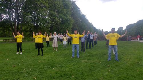 '圖2：挪威法輪功學員在公園集體煉功，向世人展示功法'