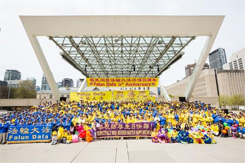 '圖1：二零一八年五月十二日，加拿大東部近千名法輪功學員聚集在多倫多市政廳廣場慶祝世界法輪大法日，恭祝師尊生日快樂。'