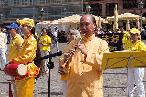 '圖3：法輪功學員陳國華表演笛子獨奏。'