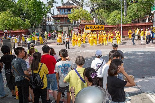 圖6～9：慶祝513「世界法輪大法日」暨大法洪傳26週年，南台灣台南地區法輪功學員遊行，傳播大法的美好。