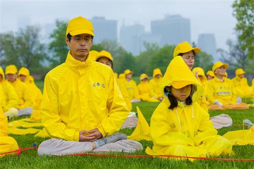 '圖4～10：上千紐約法輪功學員排字、煉功，慶祝世界法輪大法日。'