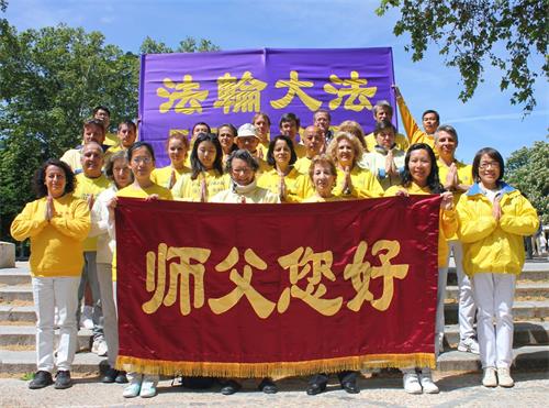 '圖1：法輪功學員在馬德裏麗池皇家公園歡慶世界法輪大法日，恭祝慈悲偉大的師尊生日快樂'