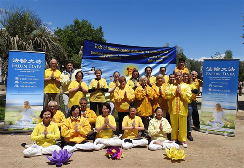 '圖2：巴塞羅那法輪功學員恭祝慈悲偉大的師尊生日快樂'