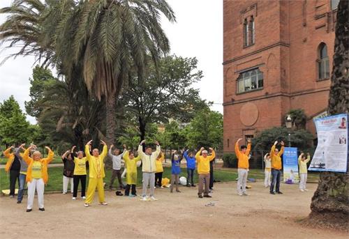 '圖5：巴塞羅那法輪功學員在公園功法演示'