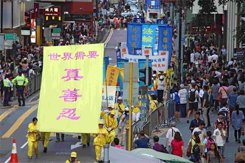 '圖11：傳揚「真、善、忍」的遊行隊伍途經中環鬧市。'