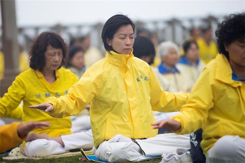 '圖2～4：二零一八年五月十三日，洛杉磯部份法輪功學員在聖莫妮卡海灘集體煉功，慶祝5.13「世界法輪大法日」。'