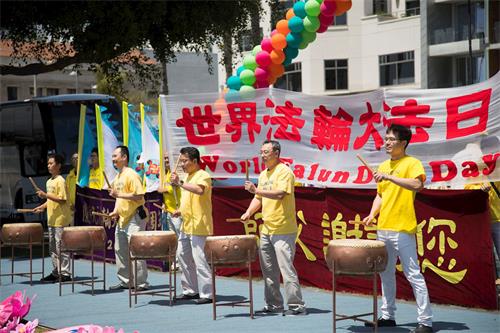 '圖6～8：集體煉功結束後，洛杉磯的學員繼續進行了文藝表演，他們以歌聲、舞蹈傳遞對大法師父李洪志先生真摯的感謝。'