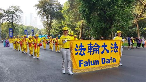 '圖2：雅加達法輪功學員在史納延（Gelora Bung Karno）體育廣場遊行，慶祝世界法輪大法日。'