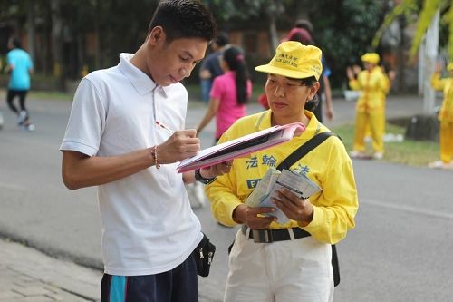 圖3~4：民眾簽名，譴責中共迫害法輪功