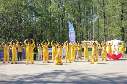 '圖6：俄羅斯聖彼得堡法輪功學員在皇家領土公園集體煉功'