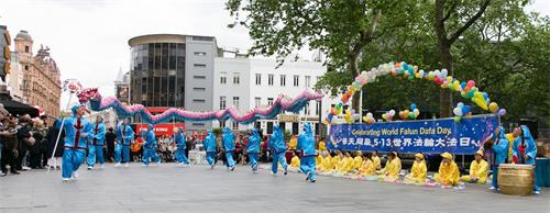 '圖5：當天，法輪功學員組成的舞龍隊熱鬧歡慶「世界法輪大法日」。'