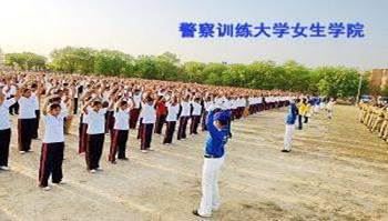 '警察訓練大學上千學生現場學煉功法，一片祥和之氣洋溢警察學校。'