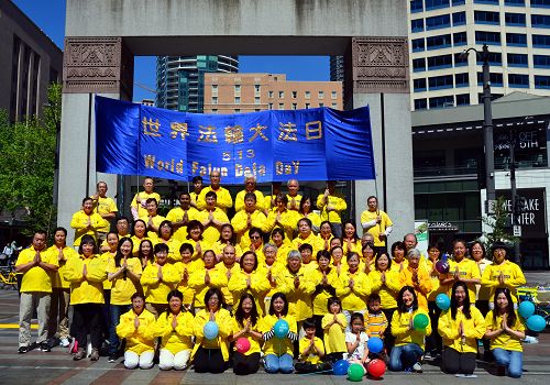 2018年5月12日，西雅圖法輪功學員在市中心的西湖公園舉辦了慶祝世界法輪大法日的活動。