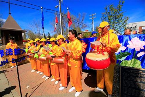 '圖5：法輪功學員合唱表演，慶祝法輪大法日。'