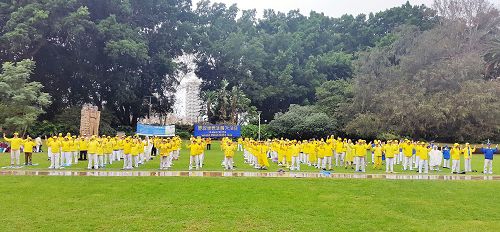 圖1：二零一八年五月十三日清晨，法輪功學員在海德公園（Hyde Park）展示法輪功五套功法，之後他們載歌載舞展現法輪大法的美好。