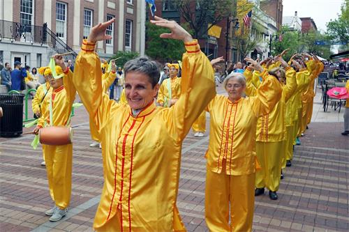 '圖2～4：法輪功學員在伯靈頓市的商業徒步區遊行，廣傳真、善、忍的美好。'