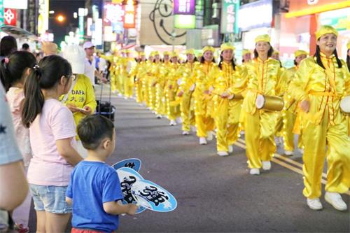 '圖3～6：苗栗腰鼓隊整齊劃一的鼓聲，聲聲都是「真善忍」；仙女隊手持傳統手工製作「真、善、忍」花燈，受到民眾夾道歡迎。'