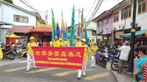 '圖1～5：二零一八年五月二十日，部份法輪功學員來到邦咯島舉行遊行，與民歡慶世界法輪大法日，所到之處普遍獲得當地民眾的歡迎。'