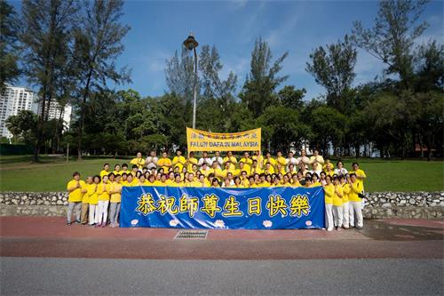 '圖9：集體煉功結束後，法輪功學員恭祝師尊生日快樂，感謝師尊把法輪大法的美好帶給世人。'