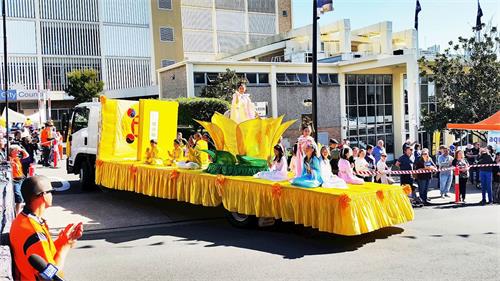 '圖4：法輪功學員精心裝飾的花車贏得讚譽'