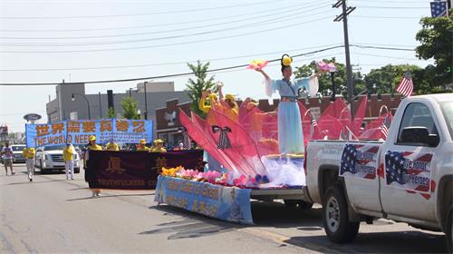 '圖5：法輪功學員精心裝飾的花車，以及五套功法展示'