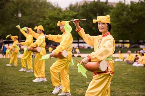 '圖10：二零一八年五月五日，在美國首都華盛頓的「世界法輪大法日」慶祝活動上，法輪功學員表演腰鼓。'