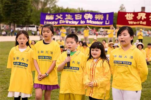 '圖11：二零一八年五月五日，在美國首都華盛頓的「世界法輪大法日」慶祝活動上，明慧學校的大法小弟子背誦《洪吟》。'