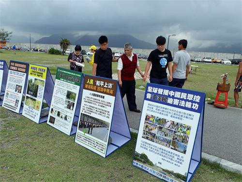 '圖4～5：二零一八年五月六日，法輪功學員在七星潭海邊設真相點向遊客傳播真相，許多民眾駐足了解真相。'