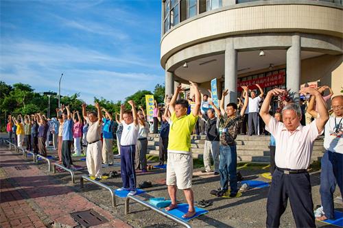 '圖1：二零一八年六月九、十日兩天，來自南台灣各縣市煉功點的義務輔導員，在嘉義市勞工育樂中心一起晨煉弘法。'