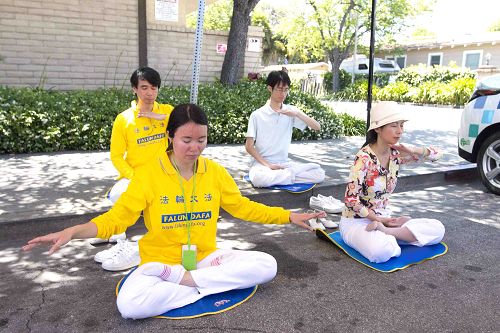 圖3～4：法輪功學員在展示功法