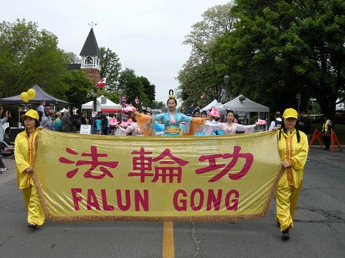 圖4-6：六月二日，法輪功學員組成的蓮花藝術團的仙女隊、花車和舞獅隊參加了萬錦市的漁人村節（Unionville Festival ）遊行。