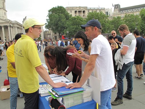 圖1～4：二零一八年六月九日，英國法輪功學員在倫敦特拉法加北台階煉功、講真相。