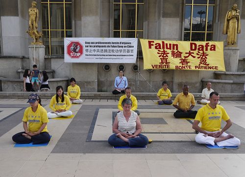 圖1：法輪功學員演示功法