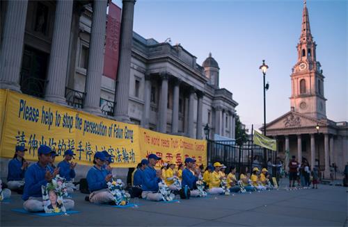 '圖9：入夜，法輪功學員點亮燭光悼念被中共迫害致死的同修。'