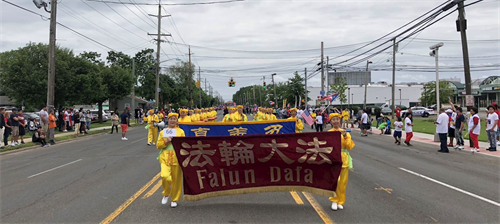 '圖1：紐約法輪功學員參加紐約長島布蘭特伍德舉行的第五十二屆長島波多黎各慶典大遊行。'