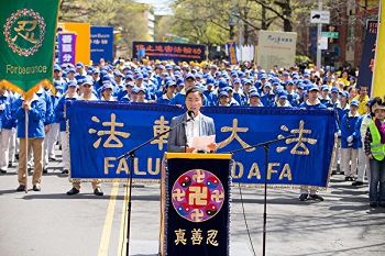 圖： 2017年4月25日張鴻玉在紐約法輪功學員集會上講述母親修金秋被酷刑迫害致死的經歷。