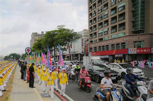 '圖3～4：儘管下著傾盆大雨，南台灣六縣市一千多位法輪功學員，風雨無阻，透過功法長城、小型巡迴遊行，展現大法美好。'