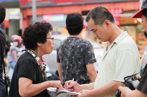 '圖7～10：法輪功學員透過真相圖片展，民眾了解法輪功真相後，不少民眾簽名制止迫害。'