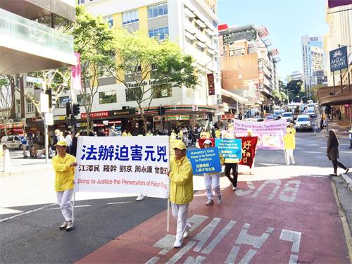 '圖6～12：法輪功學員在市中心舉行遊行'