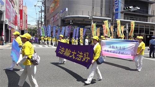 '圖1：2018年7月14日，經過大阪繁華的商店街的法輪功遊行隊伍'