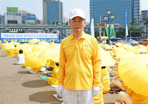 '圖12：大韓法律救助公團裏工作的樸鈞煥先生在集會現場。'