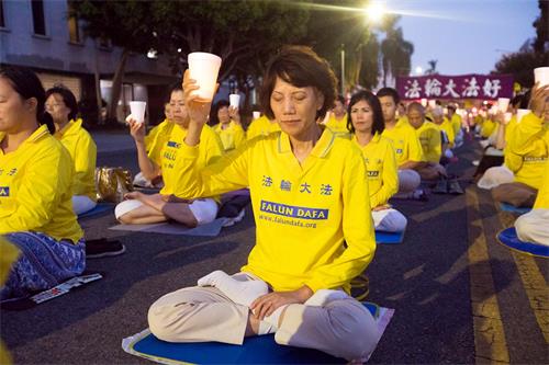 '圖1～5：反迫害十九週年，大洛杉磯地區部份法輪功中領館前燭光夜悼，呼籲共同制止迫害。'